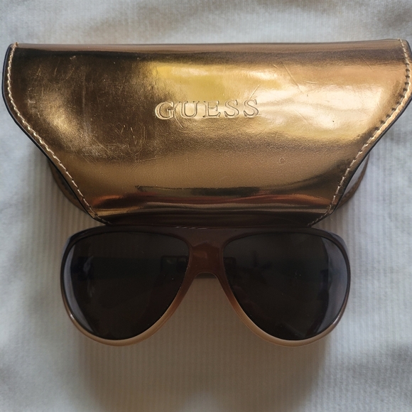 Guess sunglasses with case - Picture 3 of 5